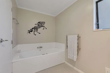 Photo of property in 21 Te Arataura Street, Takapuwahia, Porirua, 5022