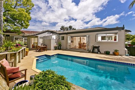 Photo of property in 49 Weatherly Road, Torbay, Auckland, 0630