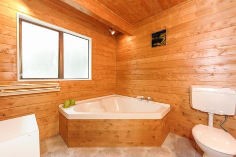 Photo of property in 7 Hayes Road, Henderson Valley, Auckland, 0612