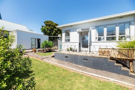 Photo of property in 4/4 Hutchinson Avenue, New Lynn, Auckland, 0600