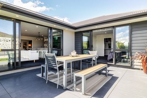 Photo of property in 3 Saint Heliers Grove, Fitzherbert, Palmerston North, 4410