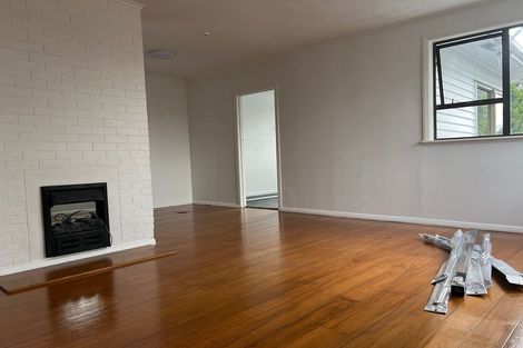 Photo of property in 2 Springside Place, New Lynn, Auckland, 0600