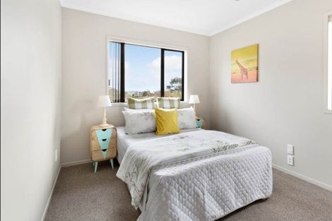 Photo of property in 9 Trotting Terrace, Fairview Heights, Auckland, 0632