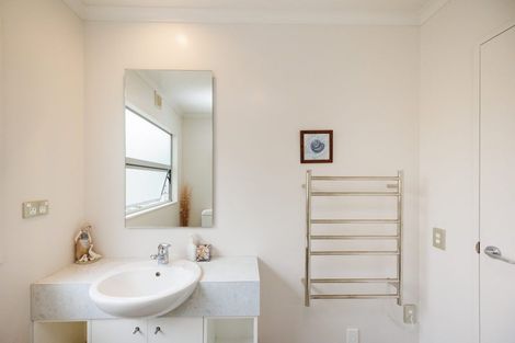 Photo of property in 6 The Oaks, Awapuni, Palmerston North, 4412