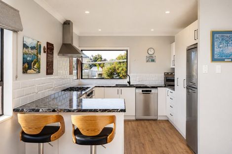 Photo of property in 77 Avondale Road, Taradale, Napier, 4112
