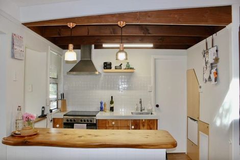 Photo of property in 39 Kauri Point Road, Laingholm, Auckland, 0604