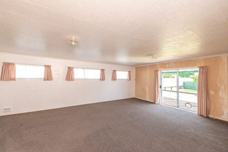 Photo of property in 2 Kotuku Street, Castlecliff, Whanganui, 4501