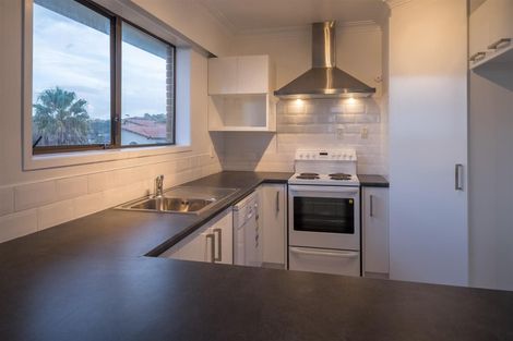 Photo of property in 2/42 Knights Road, Rothesay Bay, Auckland, 0630