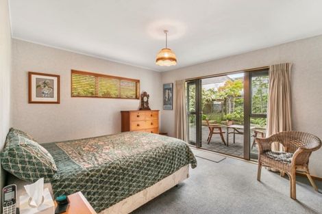Photo of property in 2/5 Wernham Place, Northcote, Auckland, 0626