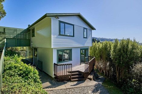Photo of property in 1a Sunrise Boulevard, Tawa, Wellington, 5028