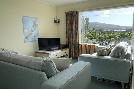 Photo of property in 3a Roberts Street, Tawa, Wellington, 5028