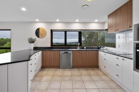 Photo of property in 33 Ruapehu Drive, Fitzherbert, Palmerston North, 4410