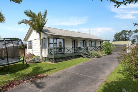 Photo of property in 25 Gosford Drive, Botany Downs, Auckland, 2010