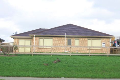 Photo of property in 17 Woodbank Drive, Glen Eden, Auckland, 0602