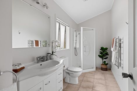 Photo of property in 9 Lakeside Drive, Orewa, 0931