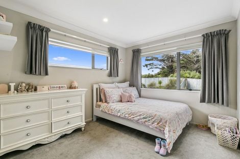 Photo of property in 2 Brindle Way, Newlands, Wellington, 6037