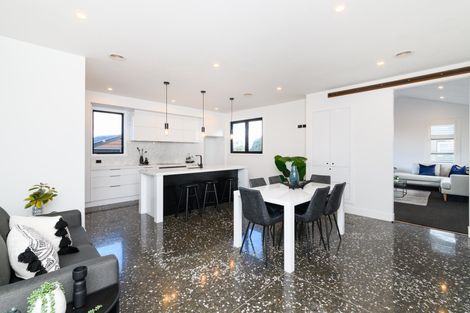 Photo of property in 2 Waimarama Court, Roslyn, Palmerston North, 4414