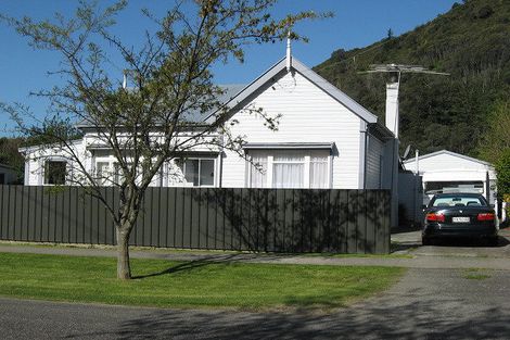 Photo of property in 52 Devon Street, Picton, 7220