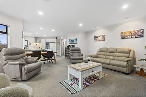 Photo of property in 44 Chesterfield Way, Orewa, 0931