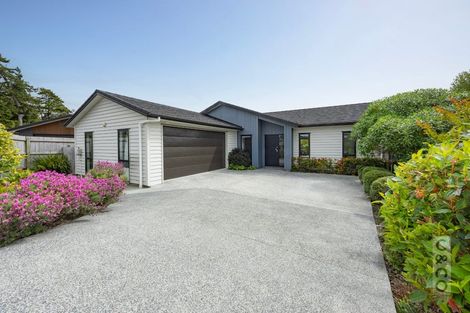 Photo of property in 15 Vogwill Road, Kumeu, 0810