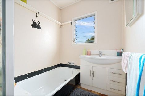 Photo of property in 64 Sylvan Crescent, Te Atatu South, Auckland, 0610