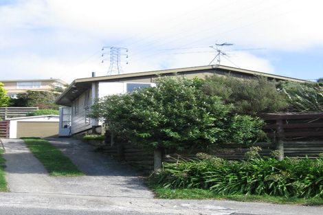 Photo of property in 8 Pimlico Place, Newlands, Wellington, 6037