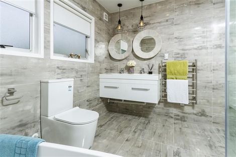 Photo of property in 271 East Coast Road, Mairangi Bay, Auckland, 0630