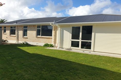 Photo of property in 8 Saulbrey Grove, Woburn, Lower Hutt, 5010