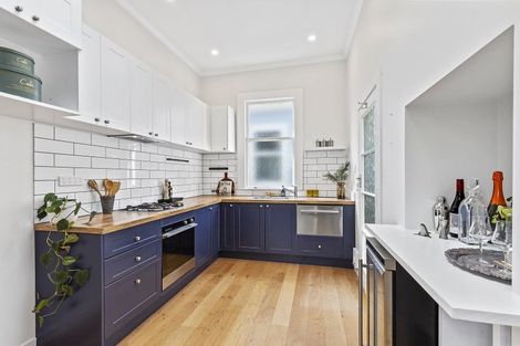 Photo of property in 32 Freeling Street, Island Bay, Wellington, 6023