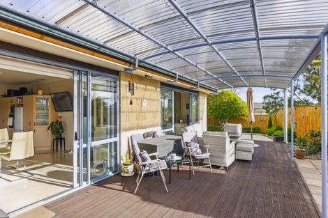 Photo of property in 41 Holcombe Drive, Paraparaumu, 5032