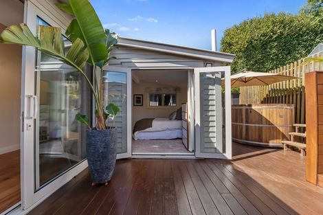 Photo of property in 122 Pendarves Street, New Plymouth, 4312