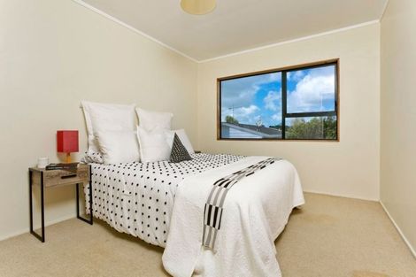 Photo of property in 2/21 Greenvalley Rise, Glenfield, Auckland, 0629