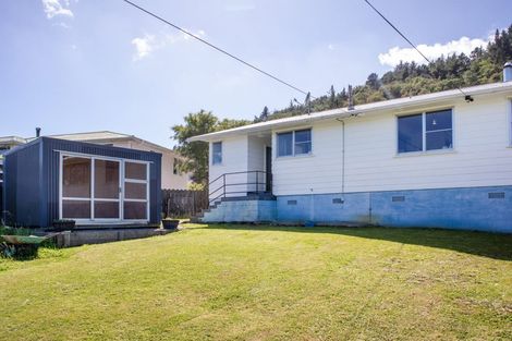 Photo of property in 75 Milton Terrace, Picton, 7220