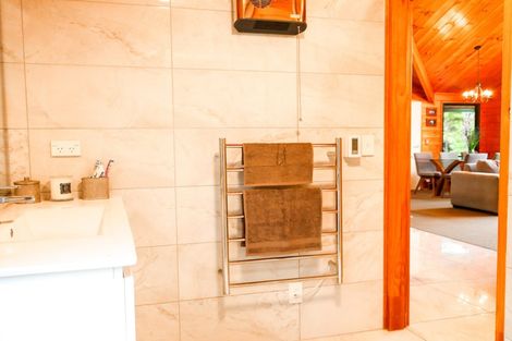 Photo of property in 86 Stoney Creek Drive, Waitakere, Henderson, 0782