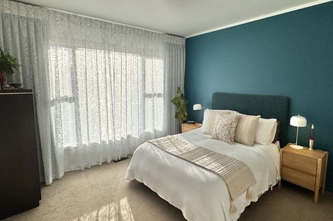 Photo of property in 8 Langstone Place, Chatswood, Auckland, 0626