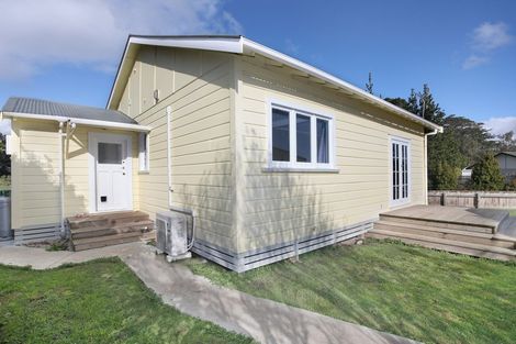 Photo of property in 1 Frood Street, Bulls, 4818