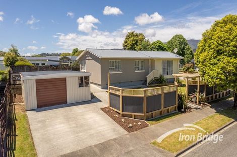 Photo of property in 2 Hartford Crescent, Totara Park, Upper Hutt, 5018