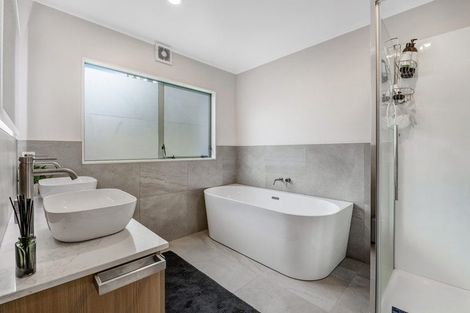 Photo of property in 24 Goldfinch Rise, Unsworth Heights, Auckland, 0632