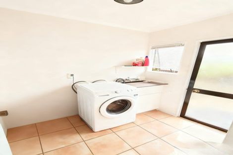 Photo of property in 62 West Fairway, Golflands, Auckland, 2013