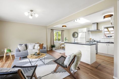 Photo of property in 18 Batchelor Street, Newlands, Wellington, 6037