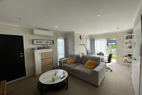 Photo of property in 12 Honour Road, Papakura, 2110