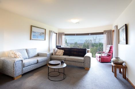 Photo of property in 33 Ruapehu Drive, Fitzherbert, Palmerston North, 4410