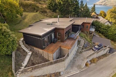 Photo of property in 15a Mackinnon Terrace, Sunshine Bay, Queenstown, 9300