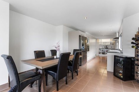 Photo of property in 2/5 Dalmeny Close, Murrays Bay, Auckland, 0630