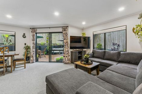 Photo of property in 2/22 Merton Avenue, Glenfield, Auckland, 0627