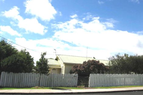 Photo of property in 122 Sunnyside Road, Sunnyvale, Auckland, 0612