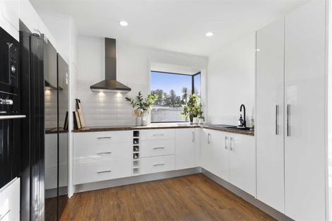 Photo of property in 4 Neil Avenue, Te Atatu Peninsula, Auckland, 0610