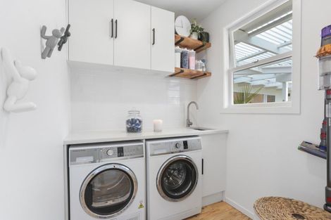 Photo of property in 4 Bayside Avenue, Te Atatu Peninsula, Auckland, 0610