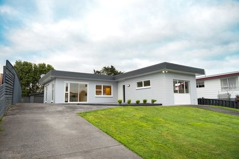 Photo of property in 17 Fernleigh Avenue, Waiuku, 2123
