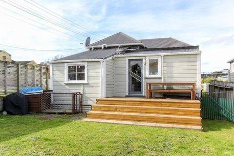 Photo of property in 2 Kingwell Street, Moturoa, New Plymouth, 4310